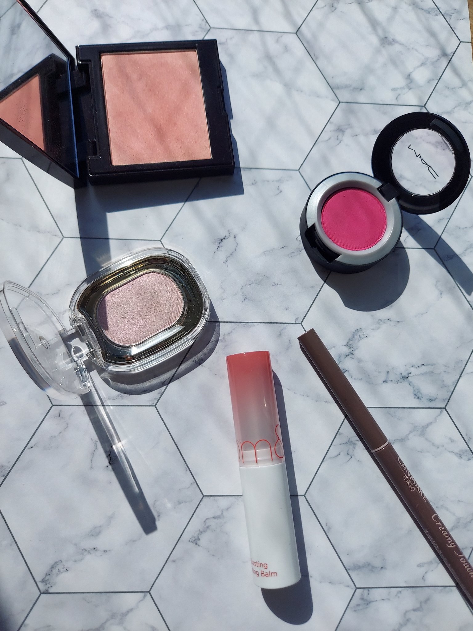 パウダー キス アイシャドウ フォール イン ラブ/M・A・C/単色アイシャドウを使ったクチコミ（1枚目）