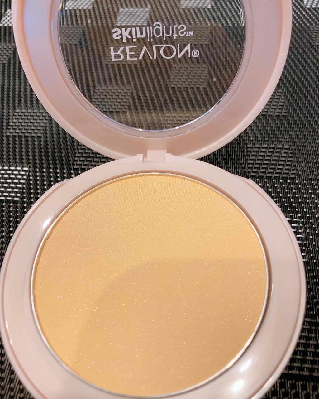 スキンライト プレスト パウダー/REVLON/プレストパウダーを使ったクチコミ（3枚目）