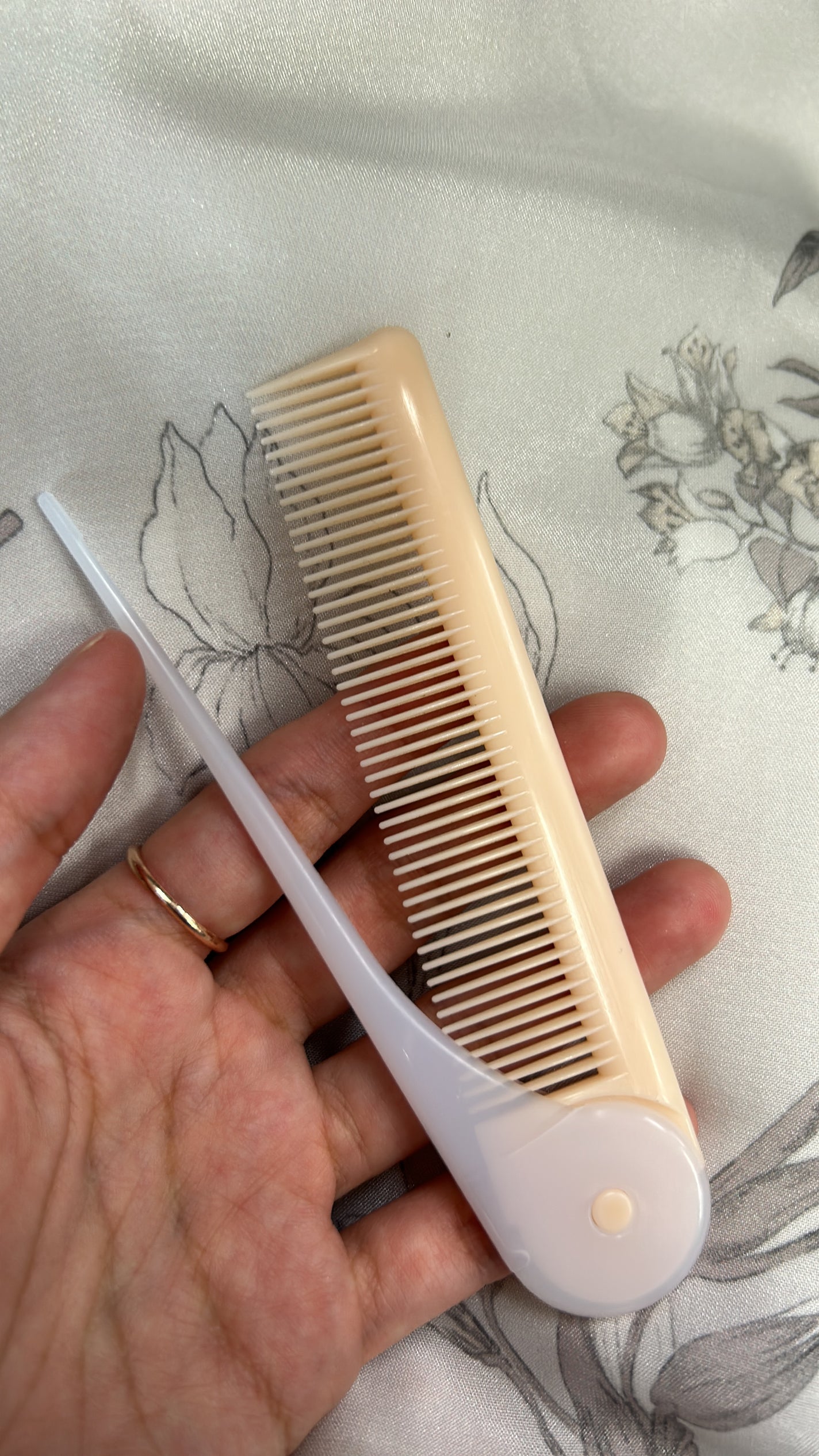 ヒマワリオイル配合ヘアブラシ/DAISO/ヘアコームを使ったクチコミ(1枚目)