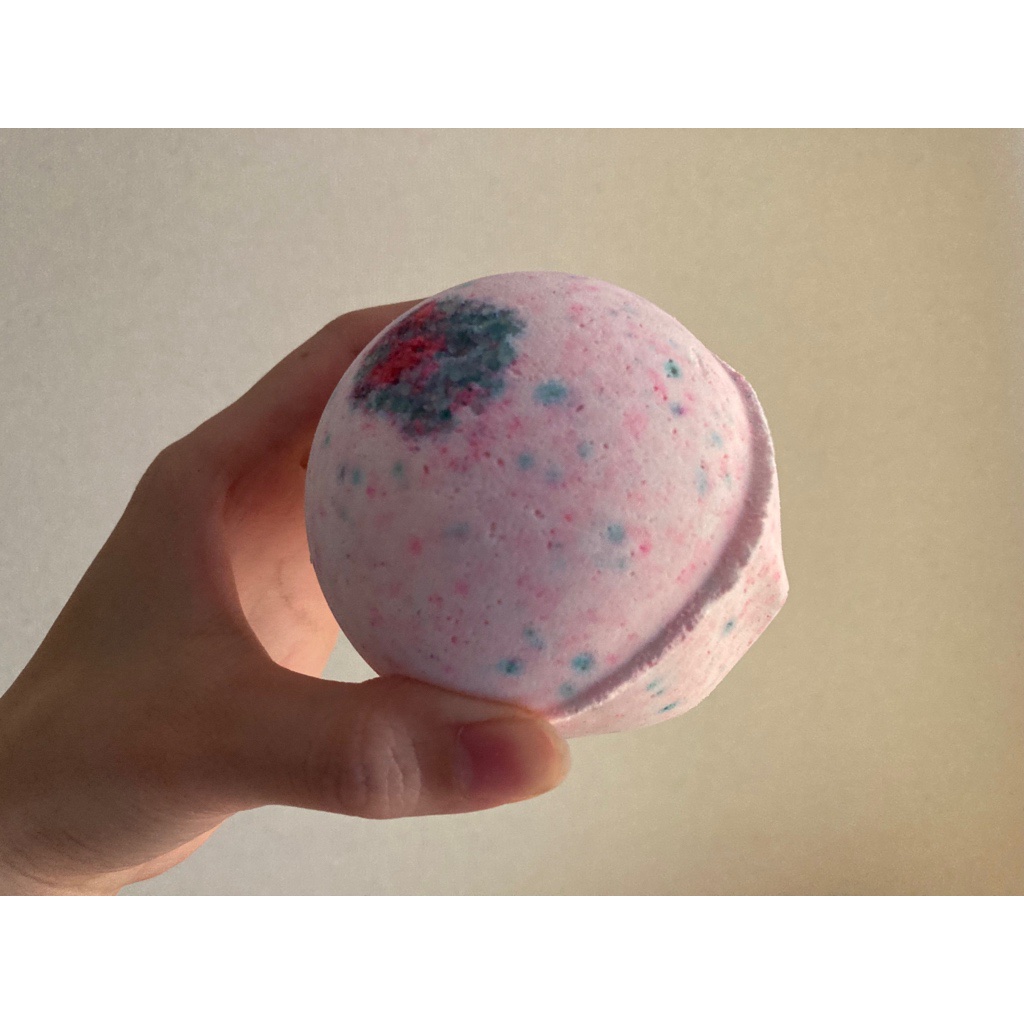 ラッシュ エクイティ(バスボム)のクチコミ「ラッシュ 桜日記

まず見た目がめっっちゃかわいい！！！

溶かすと思ったより匂いはしない
鼻.....」（2枚目）