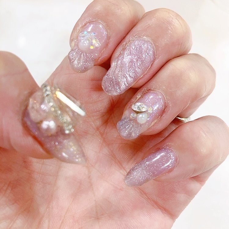 snowloveslyb on LIPS 「大きなビジューをつけてみました💎💅中指の爪が折れたので😭長さ出..」(1枚目)