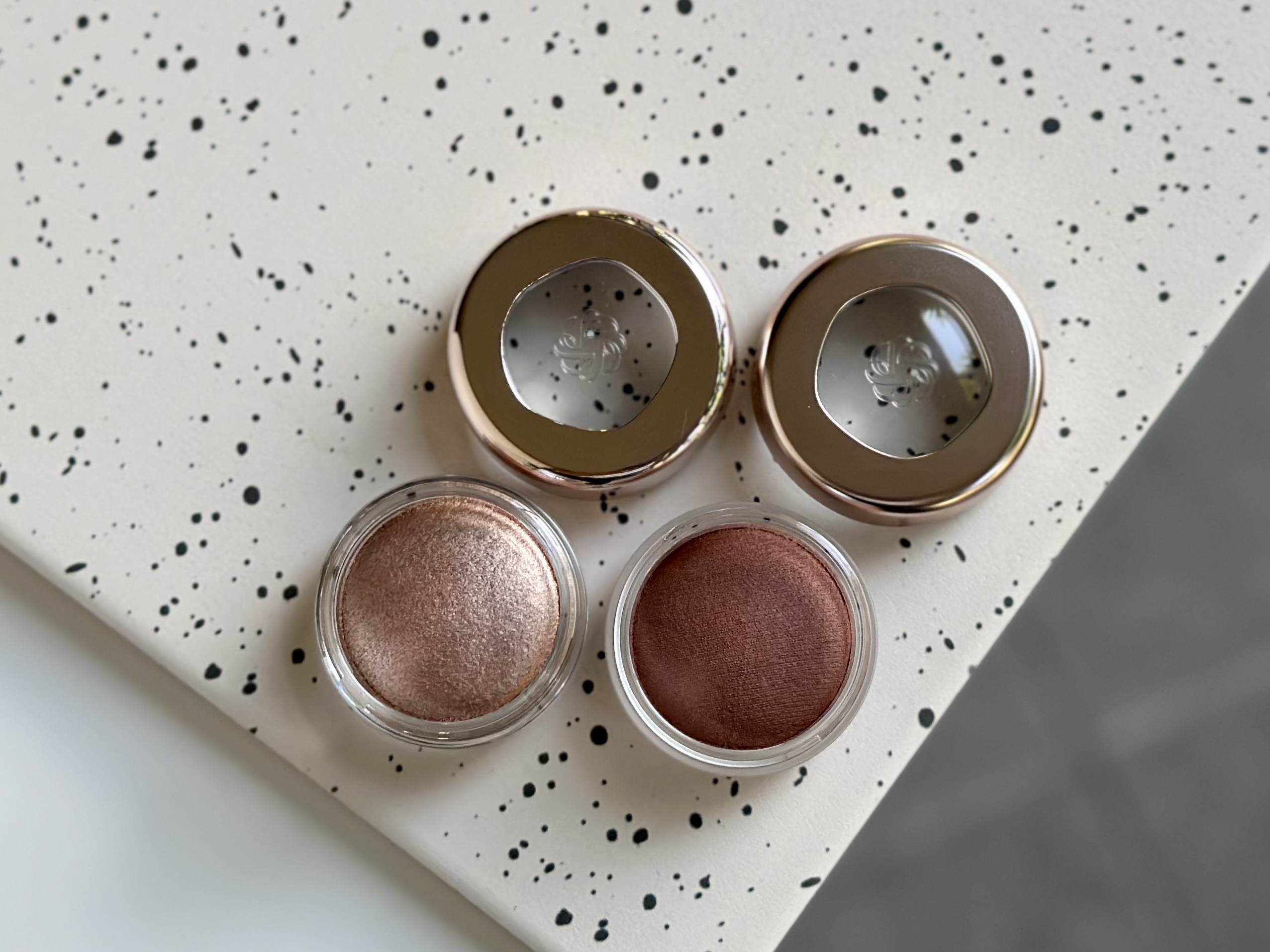 本日7/16発売⚐⚑
コスメデコルテ
#アイグロウジェムスキンシャドウ 
30色　2,970円

濡れたようなツヤのDewy Glowと湿度を含んだマットなSilky Matteの2つの質感から12Gと23Mを使いました。
▪️12G sa