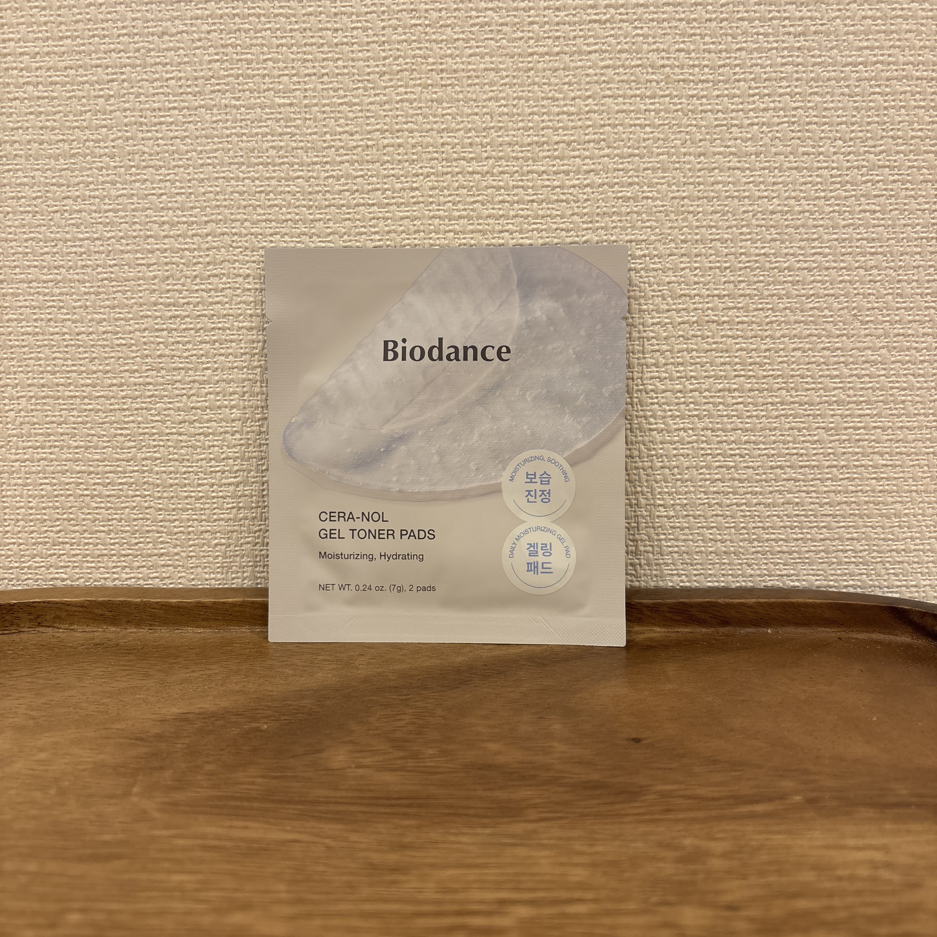Biodance
セラノールゲルトナーパッド

ゲル状のトナーパッド、珍しいなと気になってしまいお試しセットを購入。ひんやりした質感で気持ちいいのと、摩擦が普通のトナーパッドより少ない感じがして罪悪感が少なく拭き取りができます。

また頬な