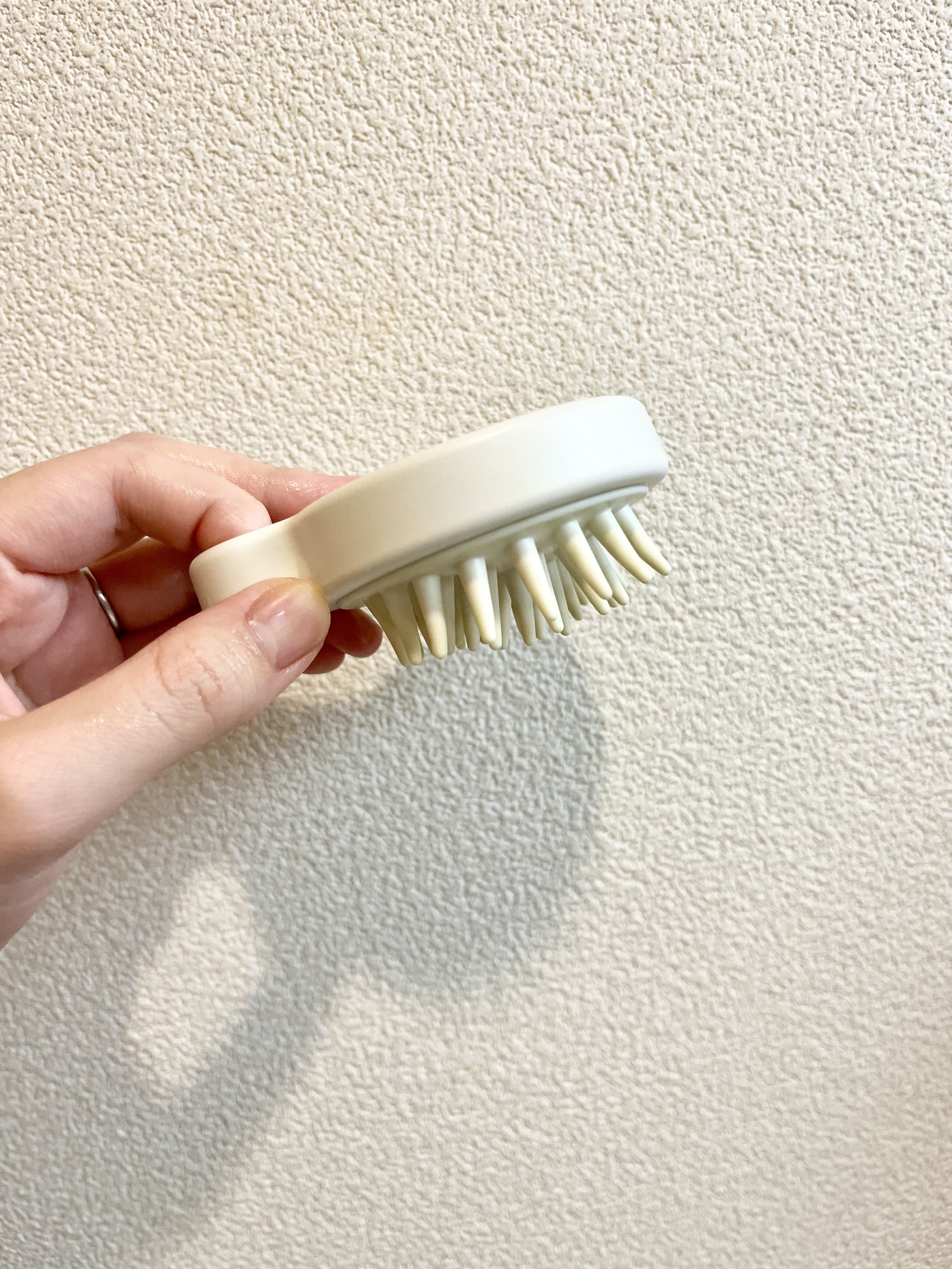 ポリプロピレン頭皮ケアブラシ/無印良品/スカルプブラシを使ったクチコミ（2枚目）