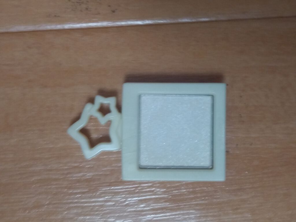 キキララ ルミナスシャドウ/セリア/単色アイシャドウを使ったクチコミ（2枚目）