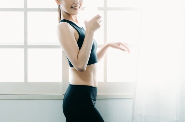 プロテインを手に持つ女性