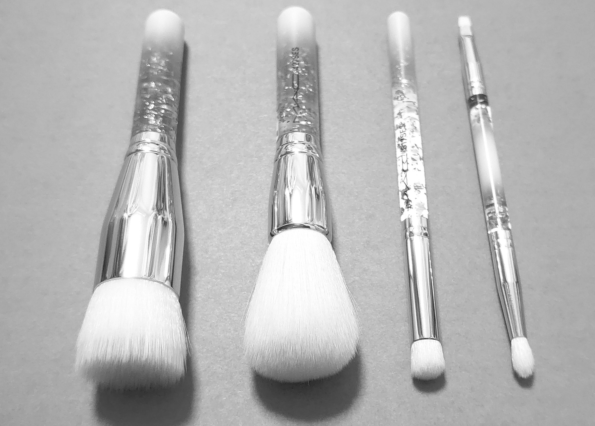 新品未使用 Mac ブラシ オブ スノー エッセンシャル ブラシ キット M・A・C（MAC）］ブラシ オブ スノー エッセンシャル ブラシ