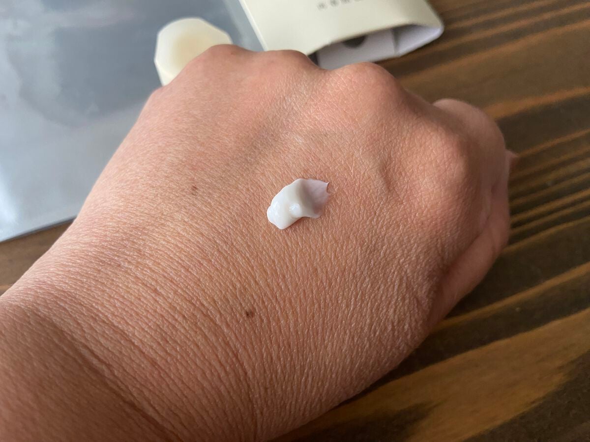 スカーレット on LIPS 「テクスチャーは軽めのクリームで、肌なじみがよく、しっとりするよ..」(2枚目)