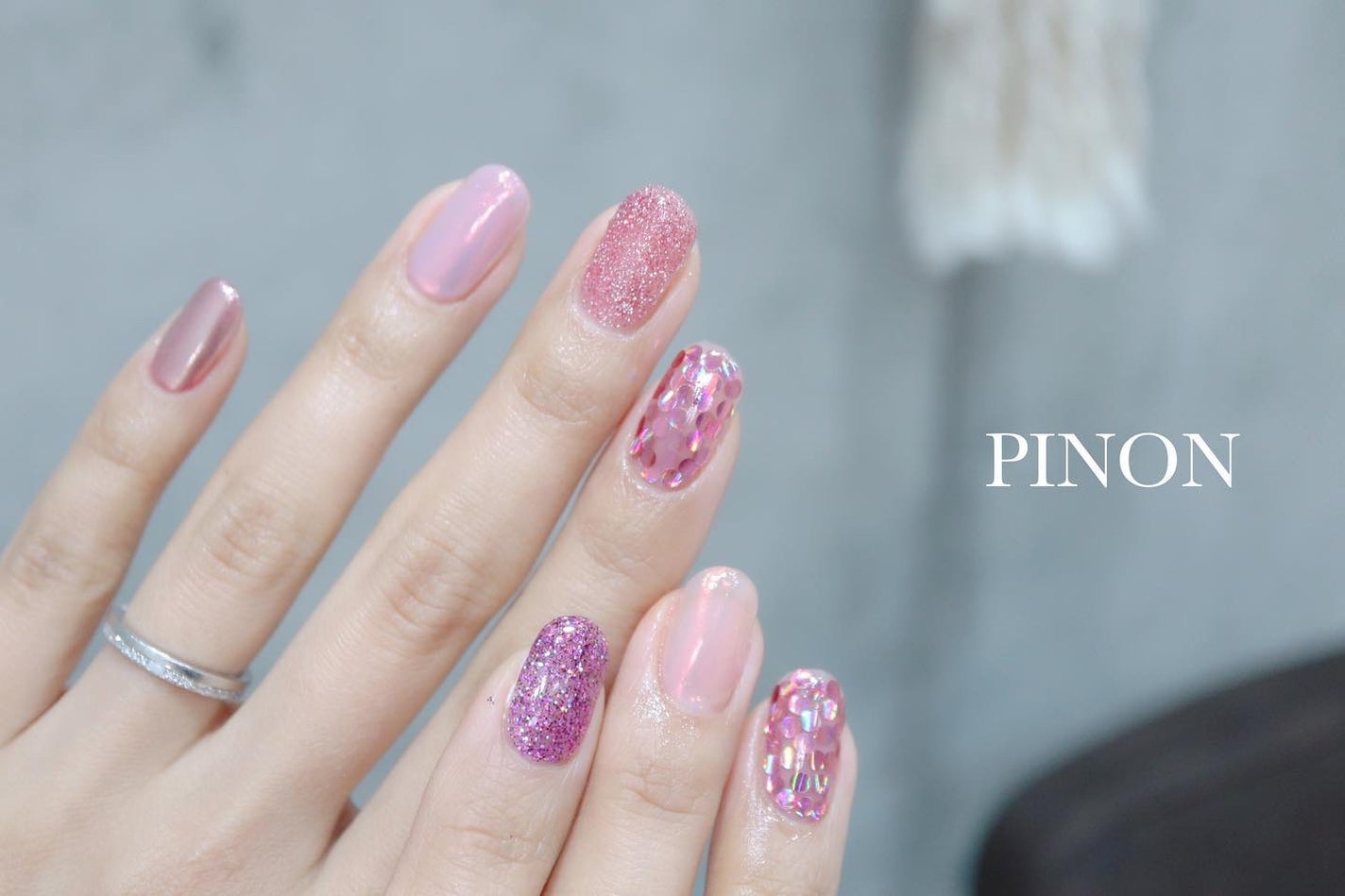 shino on LIPS 「ばらばらピンク☺︎春らしくピンクのグリッターやオーロラパウダー..」(3枚目)