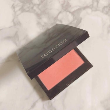 LAURA  MERCIER
ブラッシュカラーインフュージョン ピーチ


これは言わずと知れた名品。
口コミいるか？って思ったけど記録までに。笑


粉質はサラサラで細かいイメージ！
なのでふわっと薄