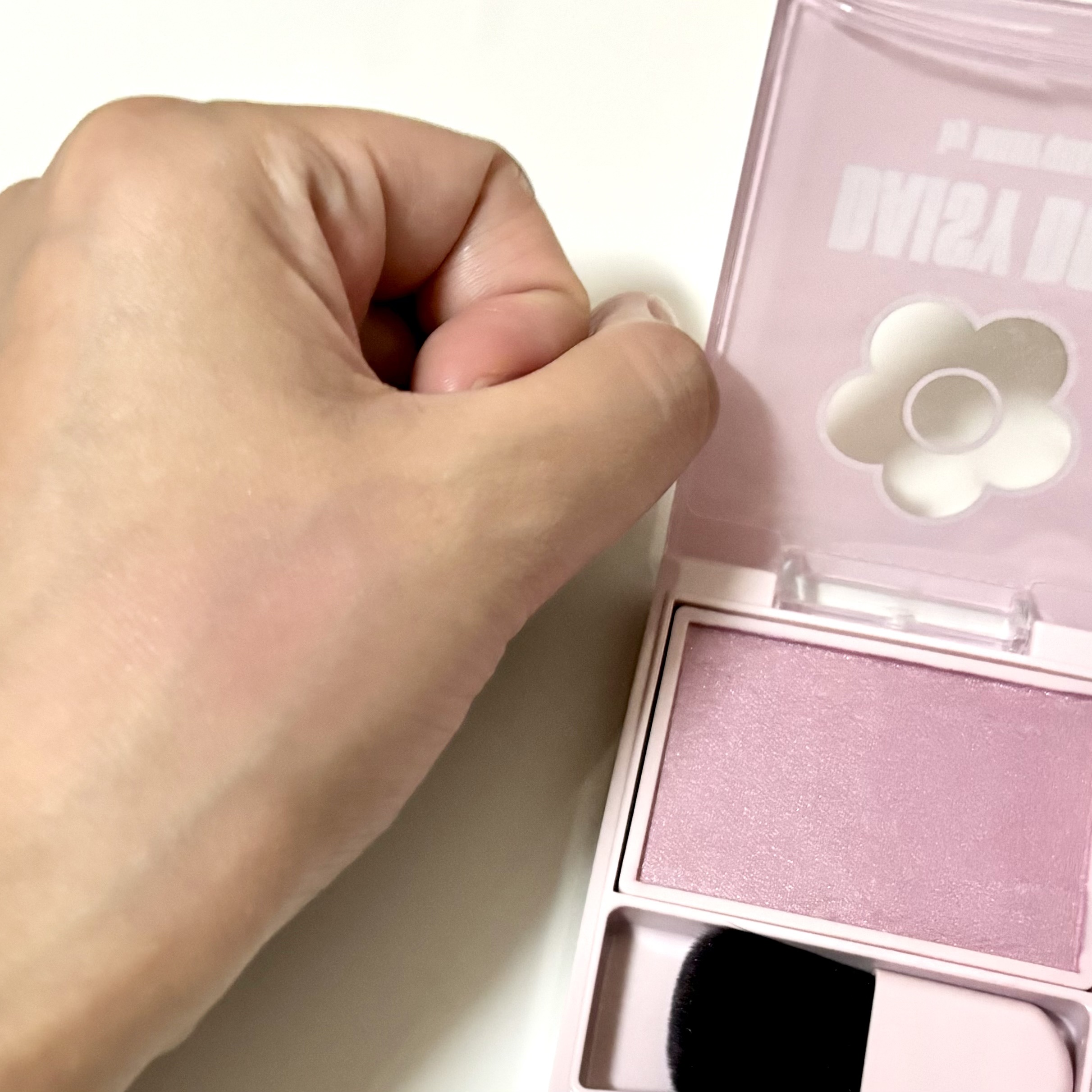 パウダーブラッシュ/DAISY DOLL by MARY QUANT/パウダーチークを使ったクチコミ（3枚目）