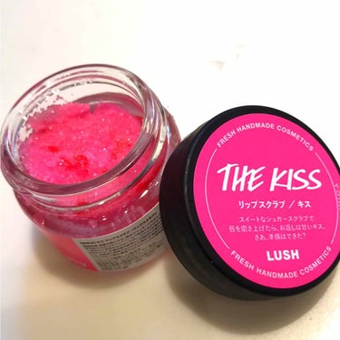 LUSH✨THE  KISS
リップスクラブ

とっても、甘い香りのリップスクラブです。
ラメと、ハートが入っていて見た目にも可愛いです❤

使った後は唇の古い角質などが落ちて、とっても、ツルツルになり