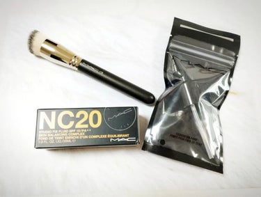 スタジオフィックス フルイッド SPF 15 NC20/M・A・C/リキッドファンデーションを使ったクチコミ（1枚目）