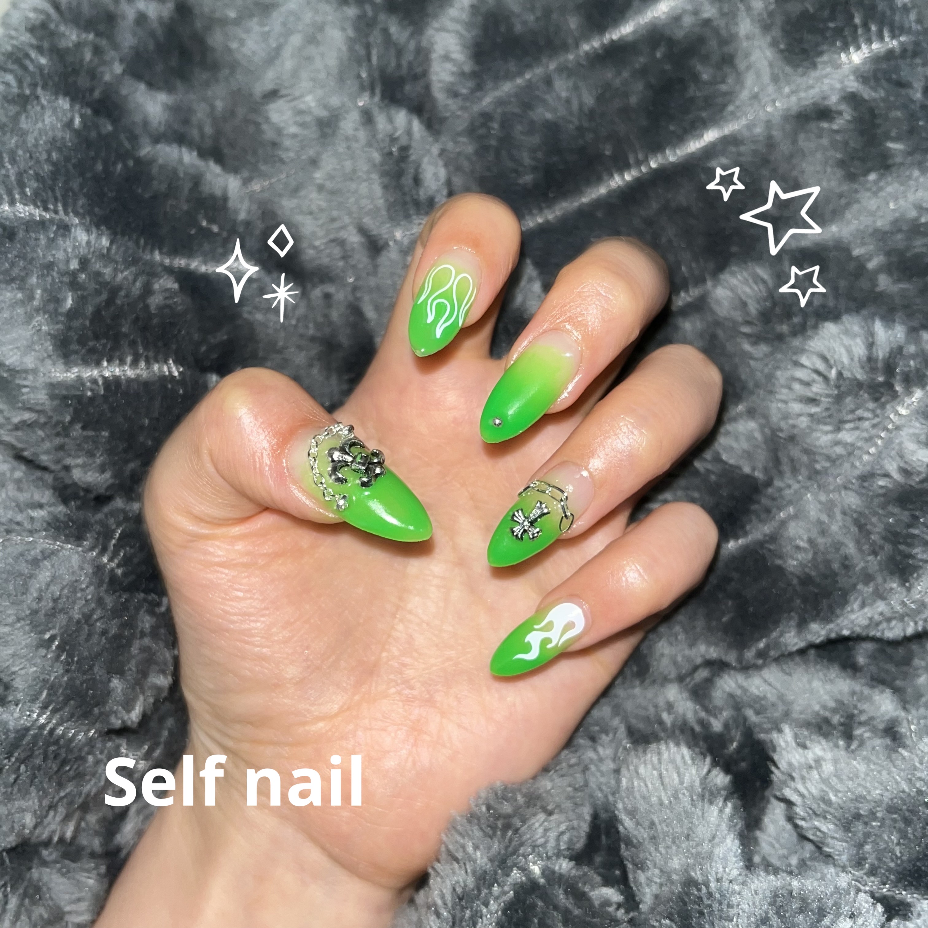 エナジードリンクみたいで可愛いでしょ💚
久しぶりにロングのチップで長さ出ししたよ✨

蛍光色でブルーのライトとかで光るジェル！
この写真はフラッシュたいてiPhoneのノーマルカメラなんだけどめっちゃ可愛いない？？🥰
(ちなこれはセルフ