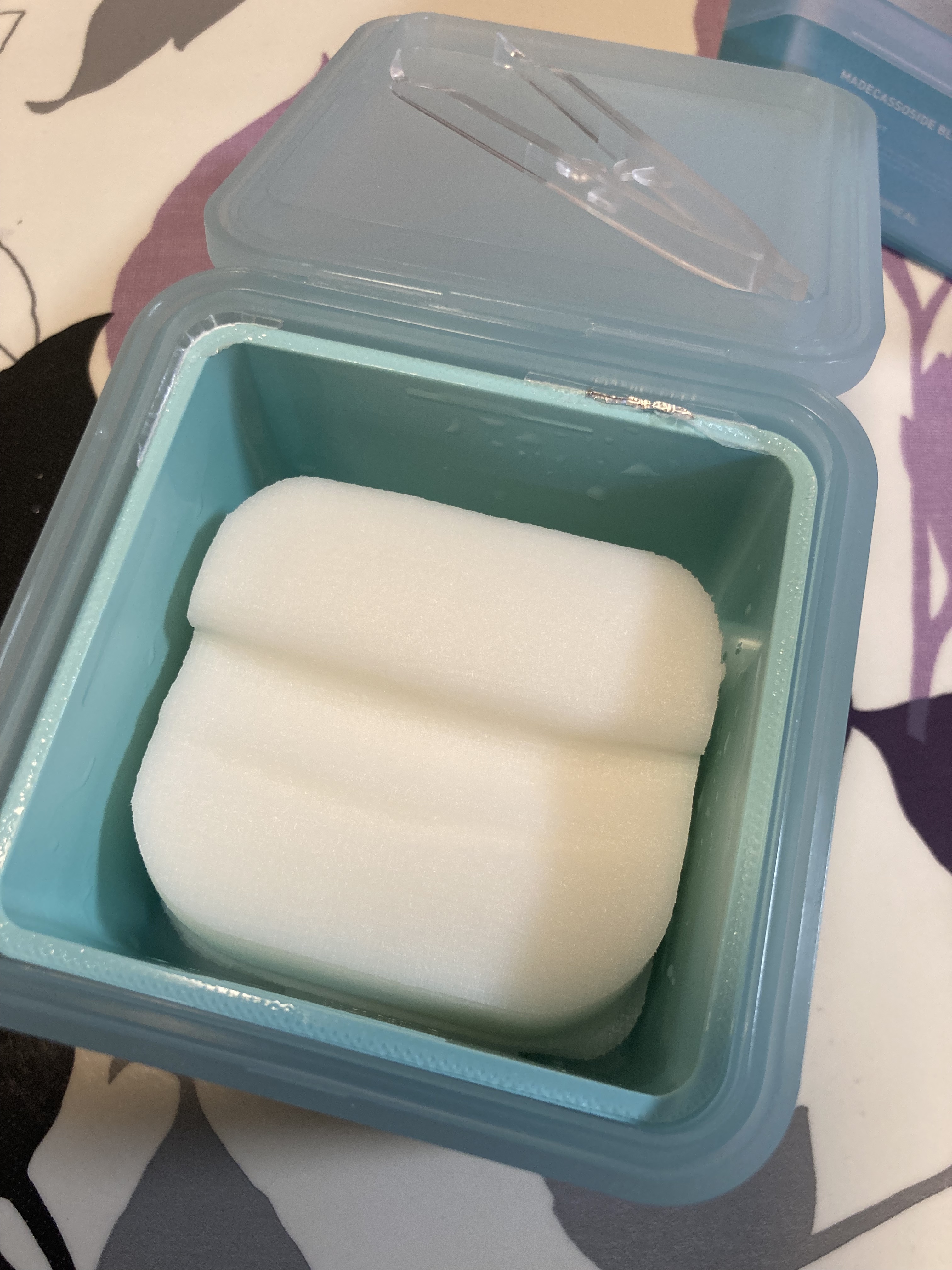 まず、ガーゼ素材のやさしさが最高！敏感肌の私でも刺激を感じず、ふんわりと肌を包み込んでくれます。ひたひたの美容液がぎゅっと詰まっていて、肌にぴたっと密着。部分パックとして使えば、気になるところをしっかり集中ケアできるのも◎

スクエア型で大