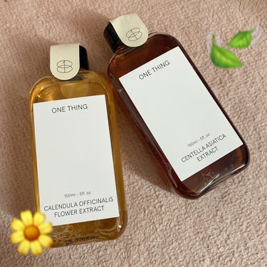 ONE THING 🍃ツボクサ化粧水/ CENTELLA ASIATICA EXTRACT🌼カレンデュラ化粧水/ CALENDULA OFFICINALIS FLOWER EXTRACT

前回のメガ割りで購入したお化粧水！
ずっと気になっていたONE THINGをふたつまとめ買いしてみました！
最初の印象としては、ボトルがシンプルで可愛い！


裏の説明書きには①コットンによく馴染ませて使う②ミストの容器に入れ替えて使う③コットンにしみしみ馴染ませて5〜10分パックとして使う
とありました！さらに👇🏼
〜私だけのDIY〜
・元々使用している化粧品(化粧水、美容液、クリームなど)に5〜10%以上配合して使用する
・2種類以上を配合して使用する

使用方法が幅広くてその日の気分やお肌の状態に合わせて使えるのも嬉しいですよね✨


🍃ツボクサ(私は夜に使用しています)
🌼カレンデュラ(私は朝に使用しています)

香り：無香料ではないですが、自然のままの香りがほのかに残っている程度。気になるほどキツくもなく、◎
肌馴染み：とても良いです。スッと馴染んでいきます。私は手で馴染ませて使用しています。
テクスチャー：さっぱりです！でも乾燥が気になったりは特にしません。


気に入ったら次回からはbigサイズ(300ml)にしようと思います！

#ONE THING  #今月のコスメ購入レポ  #神スキンケア  #正直レビュー の画像 その1