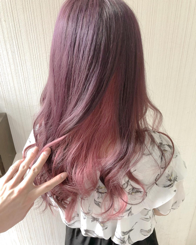 ヘアカラーした女性の後ろ姿