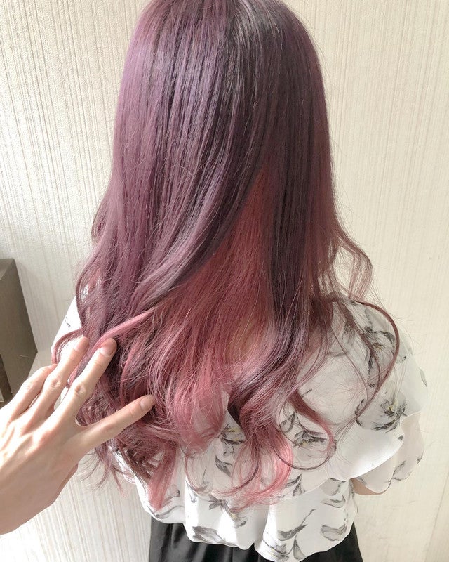 ヘアカラーした女性の後ろ姿