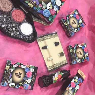 ꙳★*ﾟANNA SUI꙳★*ﾟ

この間の誕生日に買ってもらいました。

ずっぅぅぅと欲しかったので嬉しいです。


私のおすすめはアイシャドウの

白っぽい色です。

シルバーやブルーのラメがちらち