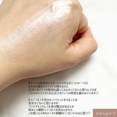 SNSで話題！
大人気だったハイライトが復刻してるってよ ✨

💄…………………………💄

A’pieu
　『ジューシーパングロッシージェリーハイライター』
　¥ 1,210

💄…………………………💄

〈カラー〉

2 ピンクシェル

💄…………………………💄

復刻した大人気のジェルハイライター✨
サロンのお友達と一緒にお揃いコスメしました💕

ハイライターの質感とか色味は
画像に載せてるので
そちらをご覧ください☺️

こちらでは中身の方をご紹介しますね🙋🏻‍♀️
まずはスキンケア成分！
・マリンコラーゲン（加水分解コラーゲン、保湿成分）
・モモ果実エキス（保湿成分）
・アルガンオイル（アルガニアスピノサ核油、保湿成分）
・ヒアルロン・コンプレックス
　（ヒアルロン酸Na、ヒアルロン酸ヒドロキシプロピルトリモニウム、
　　アセチルヒアルロン酸Na、加水分解ヒアルロン酸、ヒアルロン酸、
　　ヒアルロン酸クロスポリマーNa、加水分解ヒアルロン酸Na、
　　ヒアルロン酸K、　保湿成分）
が配合されています🙆🏻‍♀️

また、以下がフリー処方となっております👀
・アルコール
・ミネラルオイル
・パラベン
・合成着色料

このハイライター
気になる方も多いのではないでしょうか？

こちらのハイライターはこんな方におすすめです
っていうのが公式様に書いてあったので載せておきます✨
（公式様より引用）
☑️肌トーンやファッションに合わせてハイライターを選びたい方
☑️顔以外もマルチに使えるハイライターをお探しの方
☑️ベースメイクの艶感をキープしたい方
☑️パウダーハイライター（アピュー製品内において）で乾燥を感じる方
☑️透明感、儚さを演出するトレンドの”クラゲメイク”アイテムが欲しい方

まだ公式サイトには在庫あったので
気になった方はチェックしてみてね🥰

💄…………………………💄

🎉Instagramも更新中！
良かったらフォローお願いします💕
アカウント→mochico_beauty

💄…………………………💄

#apieu #アピュー #ジューシーパングロッシージェリーハイライター #ハイライター #ハイライト #濡れ艶 #濡れツヤ #韓国コスメ #韓国コスメ購入品 #コスメ購入品 
#コスメ #コスメ好きさんと繋がりたい #美容垢 #コスメ垢の画像 その2