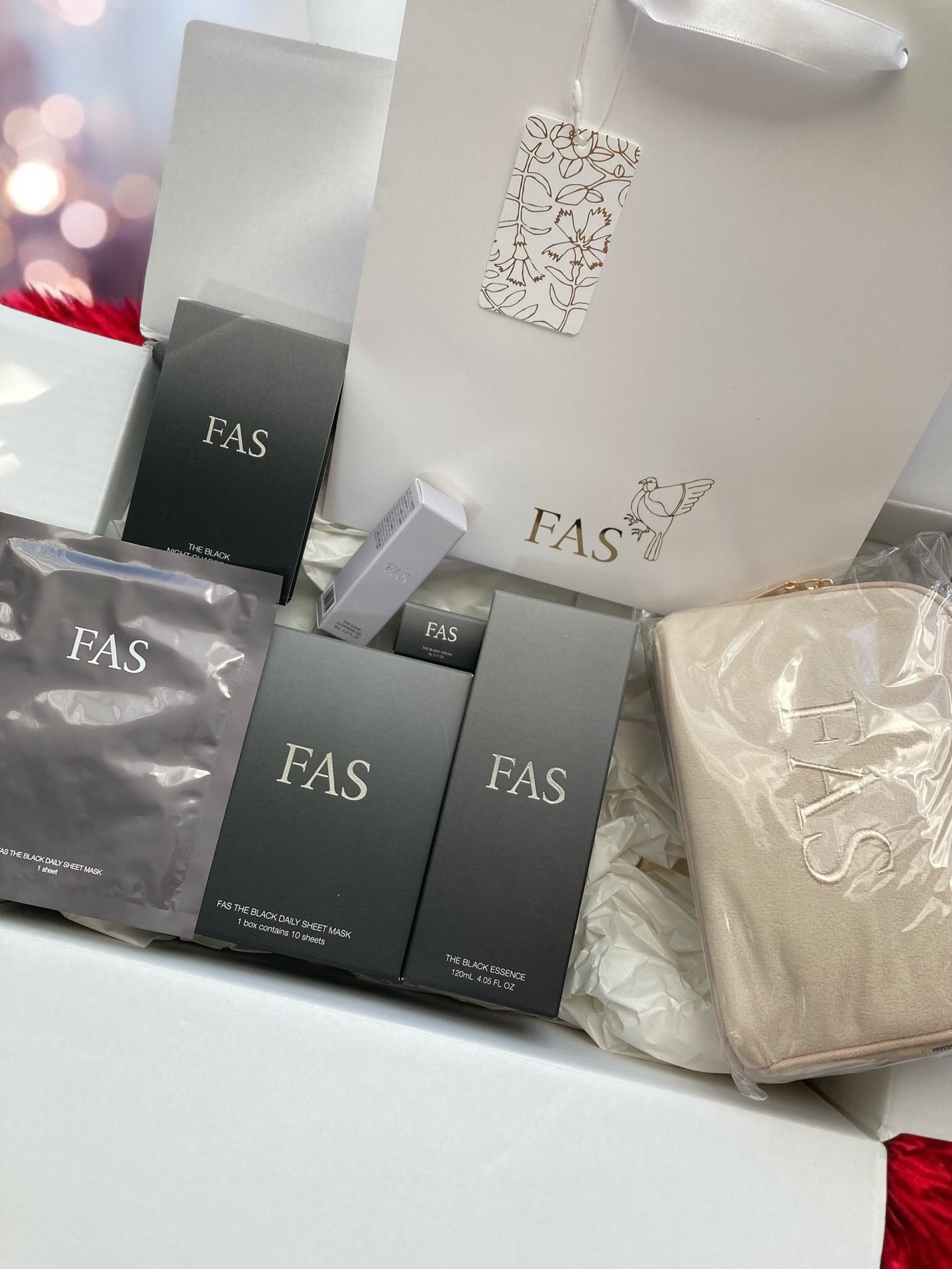 noa on LIPS 「FASHOLIDAYKIT202401ベストセラーのエッセンス..」(2枚目)