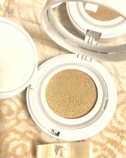 shu uemura ペタルスキン クッション ファンデーションのクチコミ「カラー→764 ミディアムライトベージュ。
クッションファンデの中で、1番長く使っているアイ.....」(2枚目)