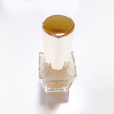 ナチュラル上品な仕上がり✨
🤍キャンメイク　
　カラフルネイルズ　N29 ミルクシロップ【8ml 396円】🤍

やや温かみのある白色で 爪につけると
　綺麗な淡くて柔らかい桜色になります🌸

　写真は2度塗りしたものです🤍

薄く塗ると、一見トップコートだけをつけているようにも見えるナチュラル具合で、

もっと重ねづけするとまさにミルクシロップ…

　練乳のような柔らかいミルク色になります☺️

少し黄味のある白色なので、昔真っ白のネイルに挑戦して 似合わないなぁ…と思った方にもおすすめです♪

爪の白い部分も綺麗にみえて
　爪全体で色が統一される感じでとても綺麗です✨

 #購入コスメレポ の画像 その2