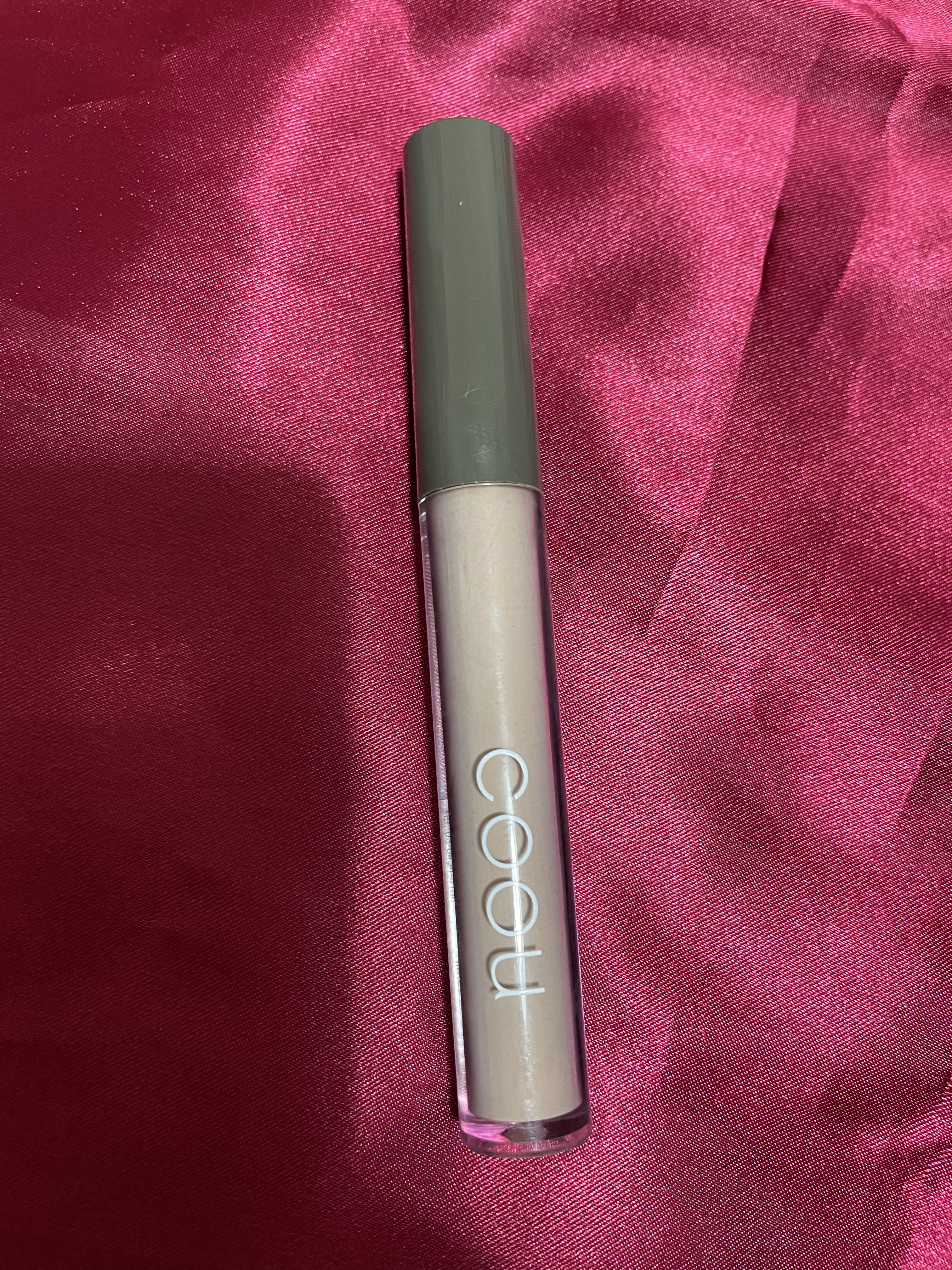 リキッドコンシーラーを初めて使ってみて、すごく塗りやすく、ピンポイントで塗れるのでありがたい！色黒の私には少し薄めですが、でも肌に乗る感じ塗り感はリピ確定です！

それにお値段もダイソーさんで嬉しいのでしっかり使えます！