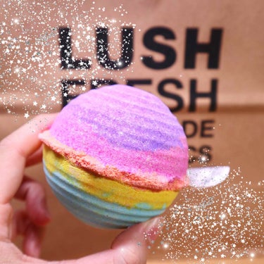 lushのバスボム  ¥950 グルービーカインドオブラブっていうやつです！見た目がすごい虹色でかわいい！香りもすごいいい匂いがします！でも、お湯に入れた時は3枚目のように、黄色がメインのお湯になりまし