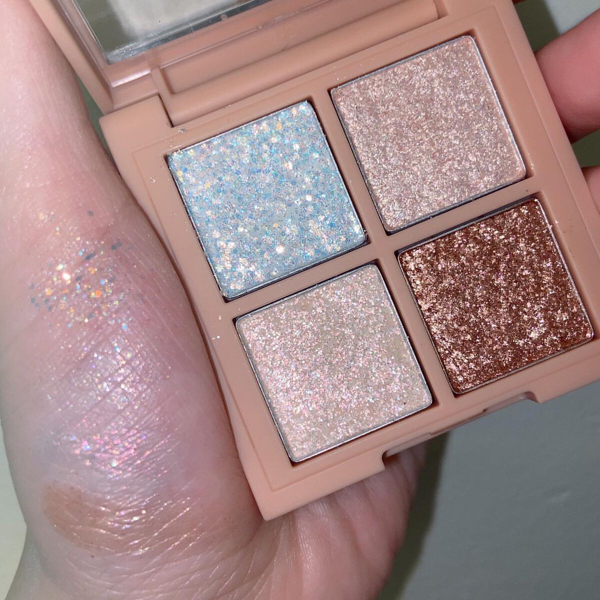 はるかの美容垢🐰 on LIPS 「圧倒的ラメ感✨夏のキラキラメイクはこれで決まりっ!ちょっと前に..」(3枚目)