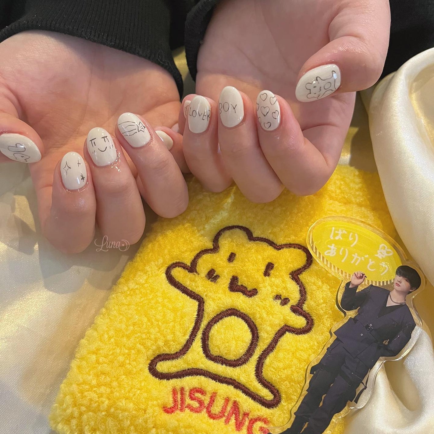 Iuna. Mizuki on LIPS 「.落書き風🤍#nail#nailstagram#gelnail..」(1枚目)