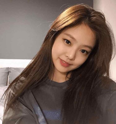 今回は"BLACKPINK" JENNIEちゃん愛用
リップを紹介します🙋🏻 BLINKさん必見です👀"


ペリペラインクザエアリーベルベット#7番 です
1枚目の写真が使用してた時の写真です((お美