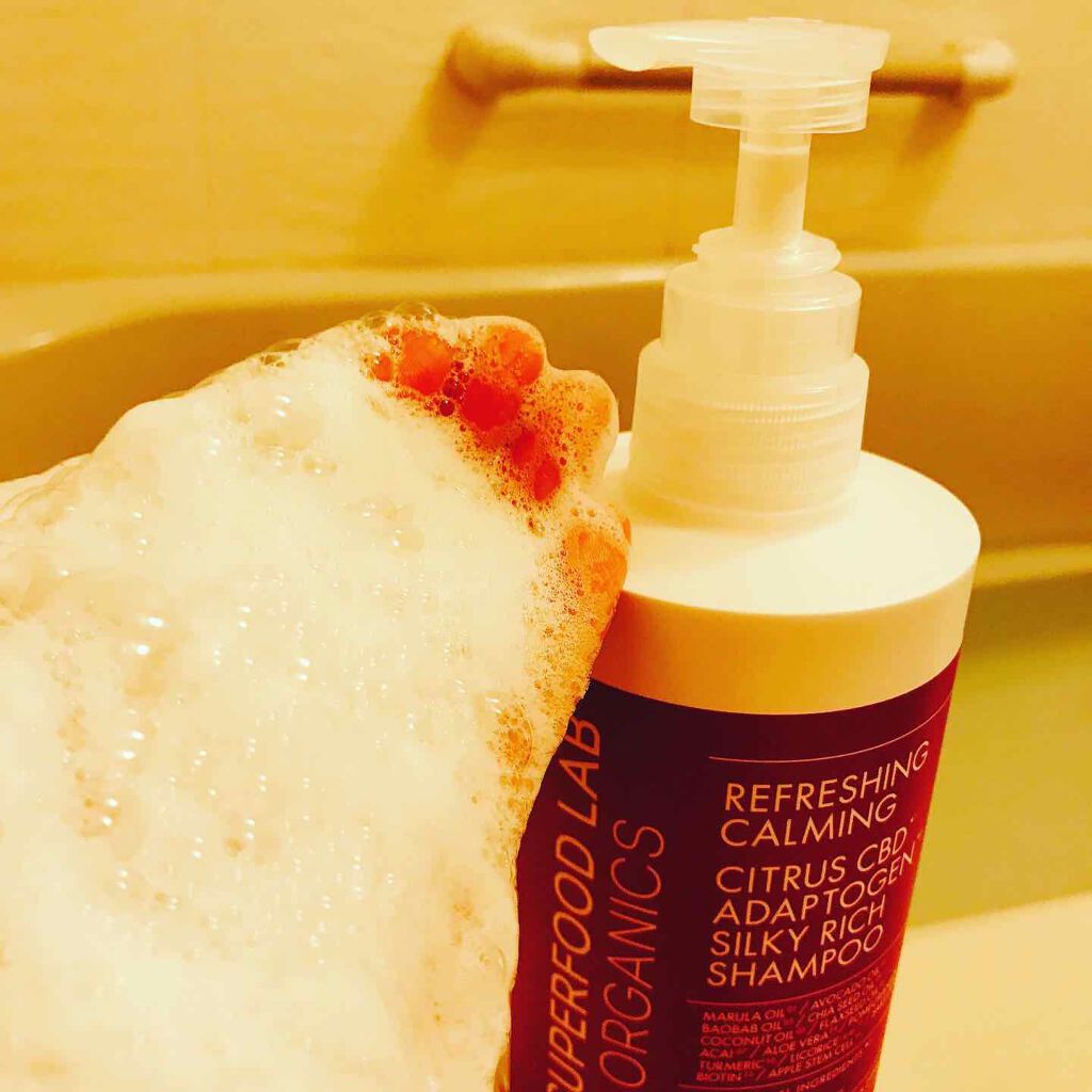 SUPERFOOD LAB オーガニックス シルキー シャンプー／トリートメントのクチコミ「シャンプーもトリートメントもとにかく香りが良い。
ポンプをプッシュして手のひらにのせた瞬間から.....」（3枚目）