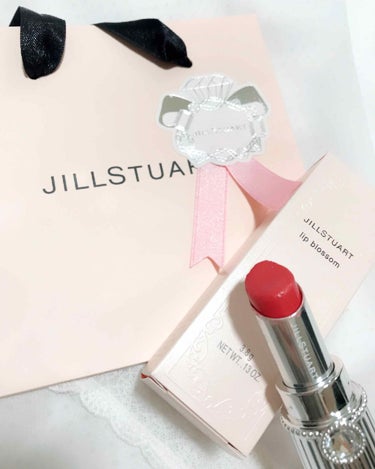 🎀JILLSTUART 🎀

✔︎リップブロッサム
    35 feminine lilac


ジルらしい、女の子らしいパッケージが可愛いリップです💄

写真では赤っぽく見えるかもしれませんが、唇に