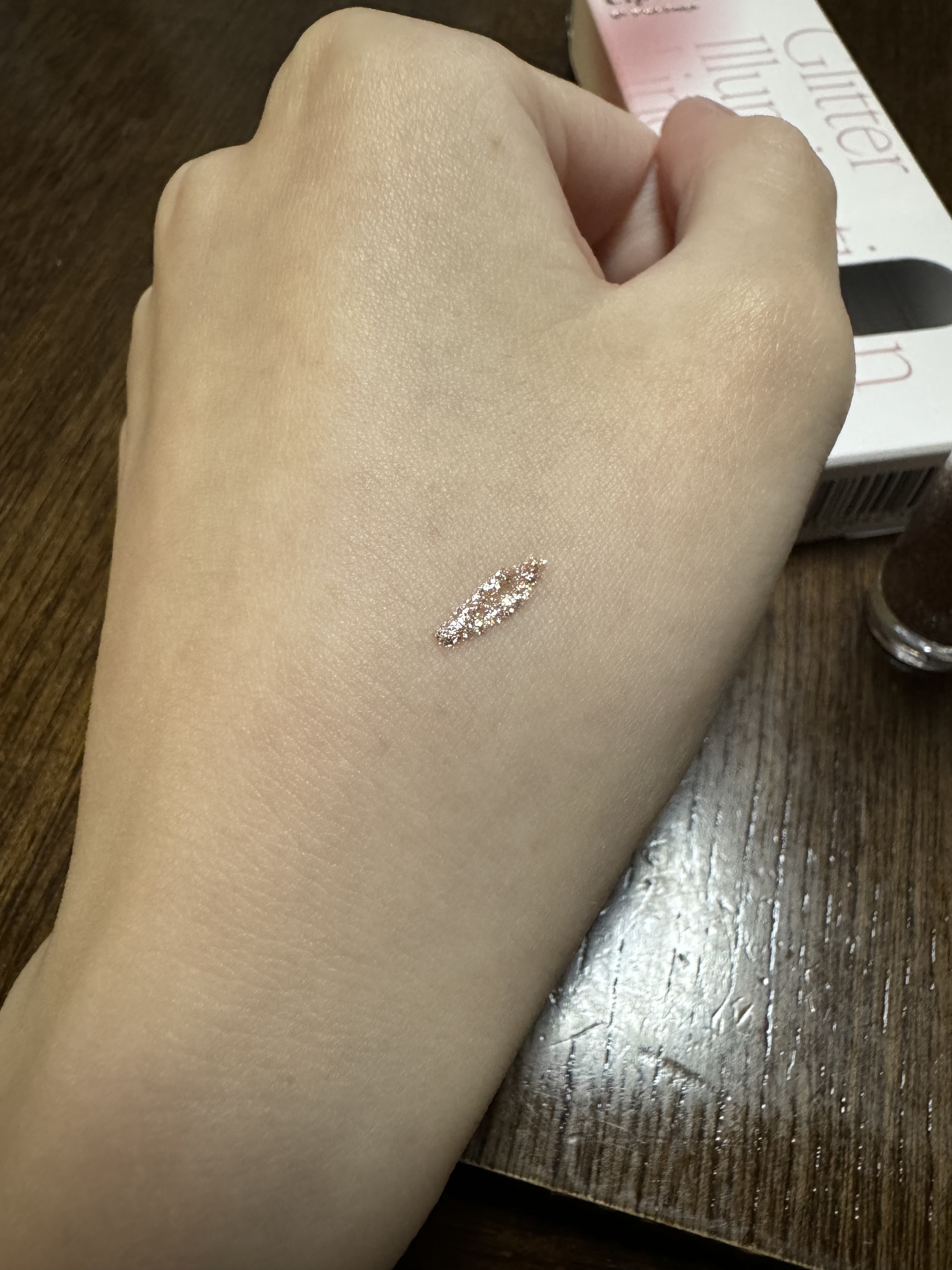 シピシピ グリッター イルミネーションライナー S 01 ピンクベージュ/CipiCipi/リキッドアイライナーを使ったクチコミ（3枚目）