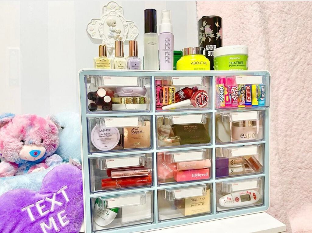 わっきー。 on LIPS 「記録としてメイク収納を。透明の引き出しで中が見えやすく、上下に..」(4枚目)