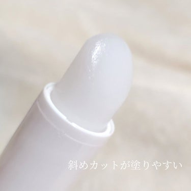 濃厚保湿♡
敏感な唇にもやさしく潤いを与えてくれる
ニベアのリップクリームをご紹介します☺️

🌟ニベア モイスチャーリップ 無香料

自然由来の保湿成分
(シアバター・ホホバオイル)配合。
さらに、ビタミンEなどの有効成分配合。 
唇の荒れ・ひび割れを防いでくれます。

────────────

なめらかな付け心地と、
斜めカットで塗りやすいのがお気に入り♡

のびがよいので
軽いタッチでするするっと塗れます！

ほどよいしっとり感があり、
ベタベタしないところが好きです♡

メンソレータムのリップクリームより
保湿力がありますよ♪

手もとに１本あると安心なので、
ポーチの中に入れて持ち歩いています。

────────────

#ニベア
#ニベアモイスチャーリップ 
#無香料
#プチプラ
#保湿
#リップクリームの画像 その2