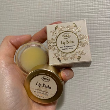 💛SABON🍯リップバーム💛
フルーティー・グルマン  5.6ｇ


#pittu ちゃんに会いに行った時
プレゼントをしてくれたリップ🎁

見た目からもうオシャレ🎀👠✨
#pittu ちゃんありがとう