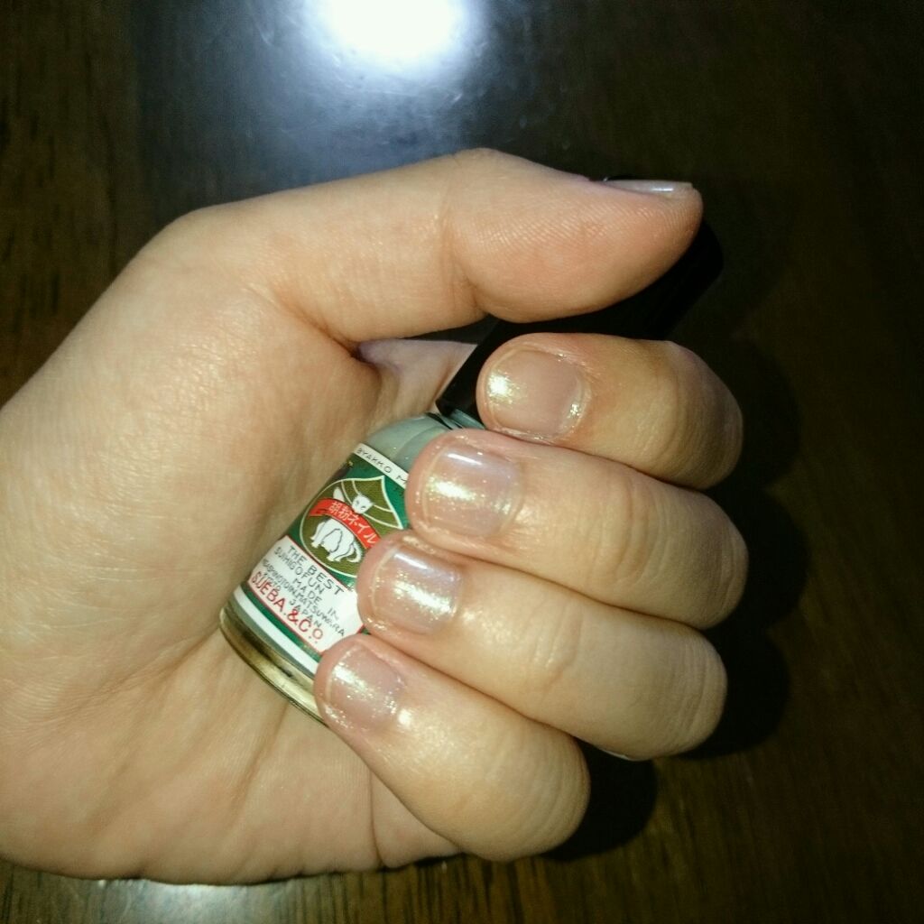 上羽絵惣 胡粉ネイルのクチコミ「塗ると透明ベースに細かなグリーン系偏光ラメがたっぷりで、爪が透けそうなくらいの透明感！
 
初.....」（2枚目）