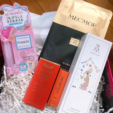 bloom box12月BOX♡
ポーラのリンクルクリームはサンプルサイズだけど凄い驚きでした！！！
初めて見る黒金のパックといい香りのハンドクリーム…ネイルオイルと普段なら買わない物ばかりで使うのが楽