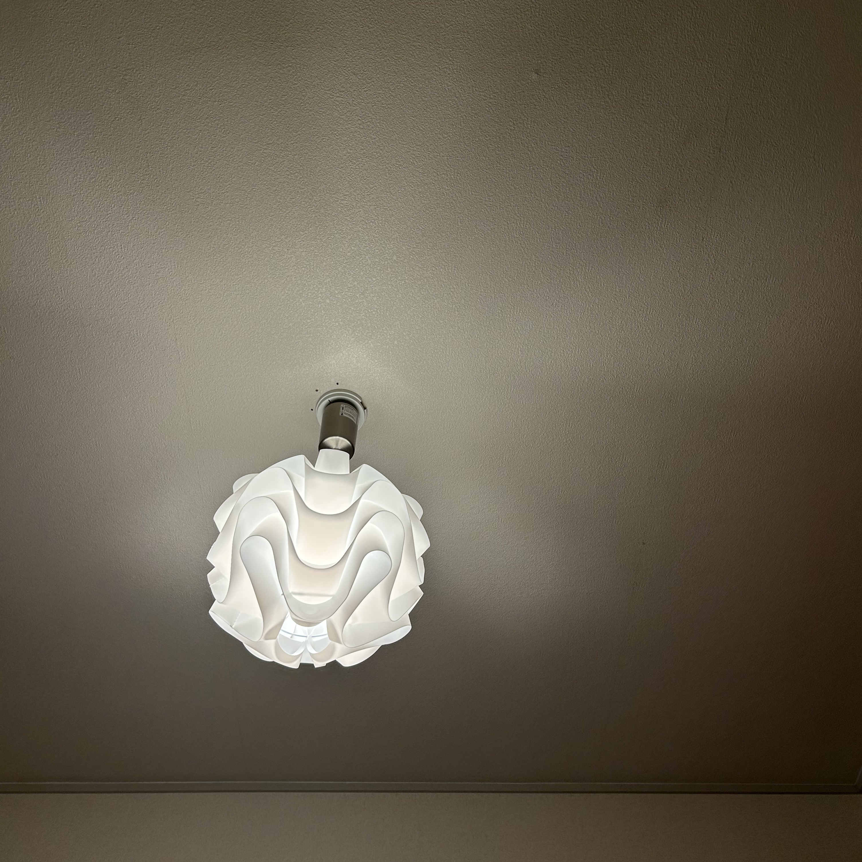 さて関係者各位(だれ？)の皆さま、昨日わたしは高らかに形成外科にいくなどと宣いましたが案の定いっておりませんね！！！！！！！！ガッハッハ！！！！！
もちろん鏡も買ってないわね。発泡酒とほろよいとローソンのきゅうりの一本漬け買って帰ってきちま