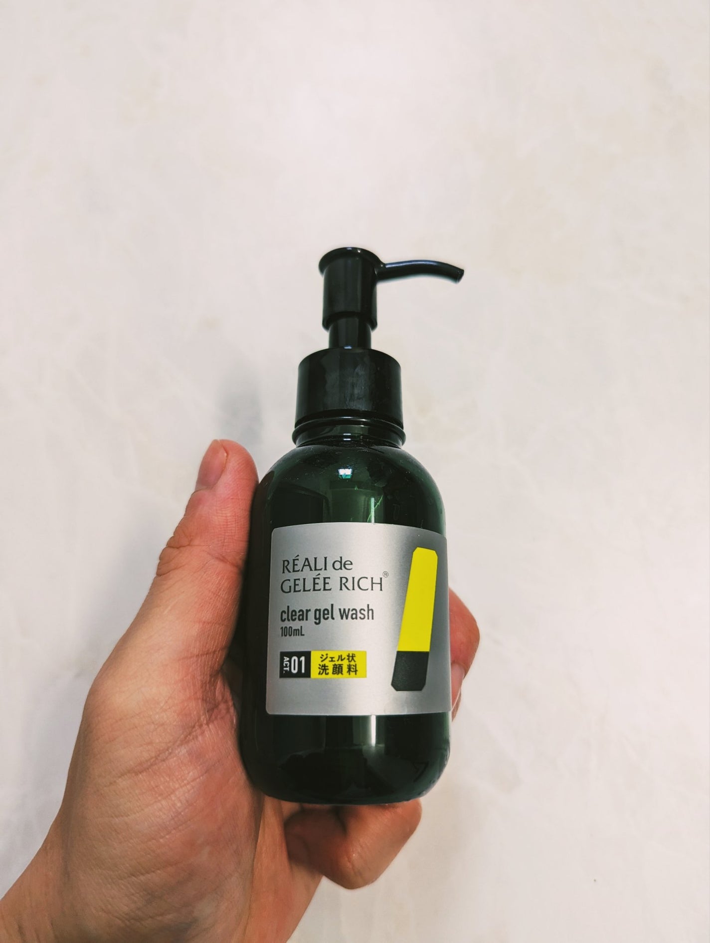 hiro on LIPS 「泡立て不要のジェル洗顔!毎日の洗顔が楽チンで助かります✨皮脂が..」(1枚目)