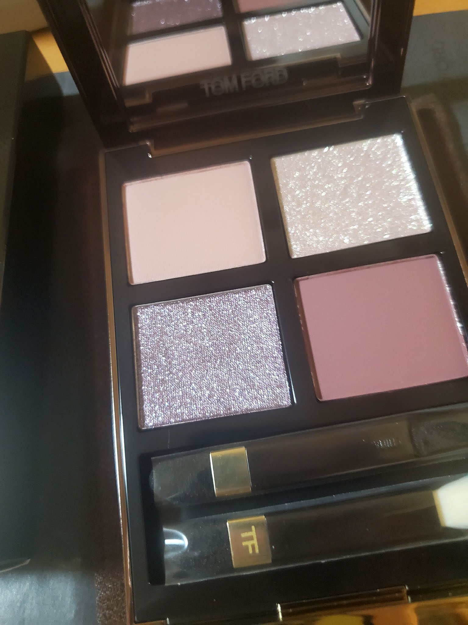 TOM FORD BEAUTY
アイ カラー クォード
01Sメテオリック モーブ

どこもネットは完売だったから購入するつもりはなかったのに店舗にあって見たら購入してしまった。
大粒ラメが綺麗。
色も可愛すぎる。
右上がグリーンラメで1番