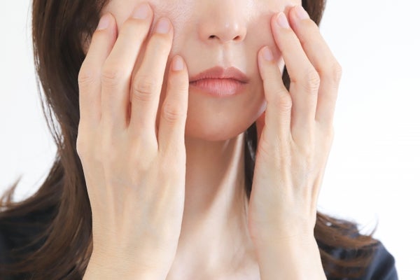 頬に手をあてる様子