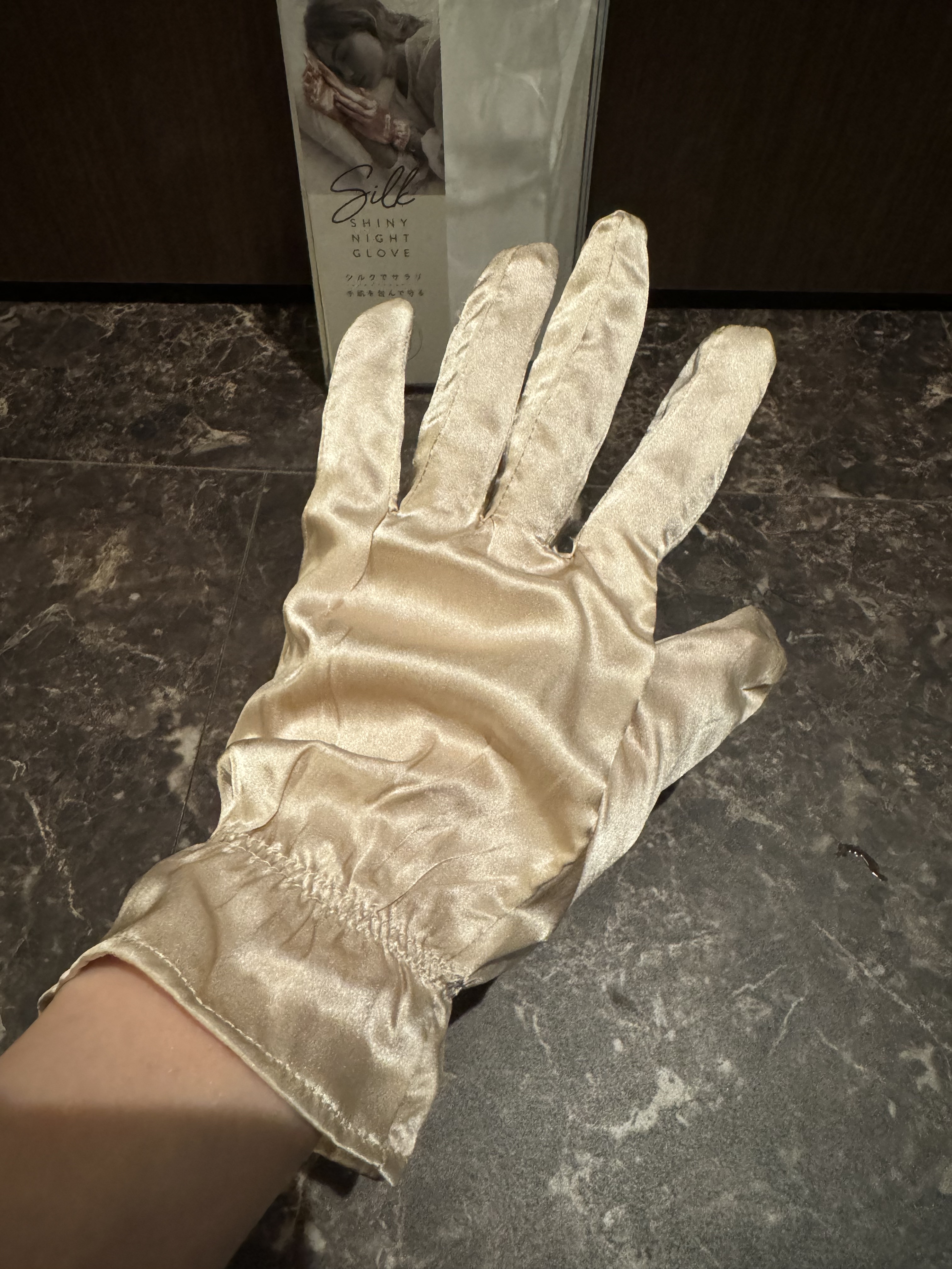 コジット シルクシャイニーナイトグローブのクチコミ「2日で敗れてしまった。。。

触り心地も付け心地もすごく良く、いいなと思っていたのですが、、、.....」（2枚目）