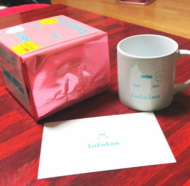 LIPS様から届きました😘

LIPSのプレゼントに応募してたものが当選していたみたいで、家に届いていました！🤗わーい

LuLuLunのフェイスマスク 36枚入とLuLuLun のマグカップが入ってい