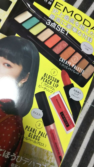 JELLY5月号 ￥850(税込)
付録EMODAコスメ3点セット

クリエイトパレット
ブロッサムピーチリップ 💄
パールペールグロス

1枚目表紙一部 見た目
2枚目 サイズ感 
思ったよりコンパク