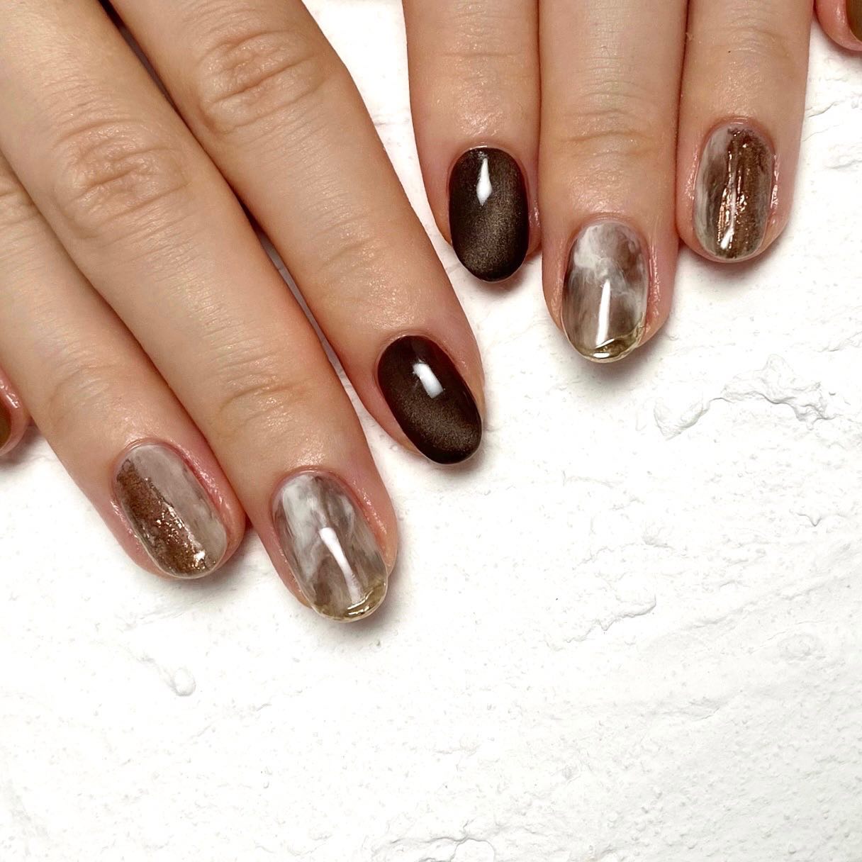 #秋ネイル,#個性派ネイル,#冬ネイル,#ジェルネイル,#ブラウンネイル,#くすみネイル,#ミラーネイル,#マグネットネイル,#もやもやネイル,#トレンドネイル,#くすみネイル,#アレルギーレスネイル,#ブラウンネイル,#ベージュネイルのネイルデザイン