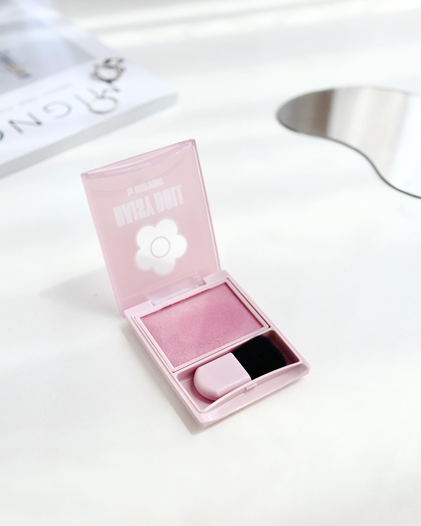 パウダーブラッシュ/DAISY DOLL by MARY QUANT/パウダーチークを使ったクチコミ（2枚目）