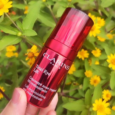 CLARINS トータル アイ インテンスのクチコミ「クラランスは、リフトアップはもちろん、アイケアものには定評のあるブランドですね。

トータル .....」（1枚目）